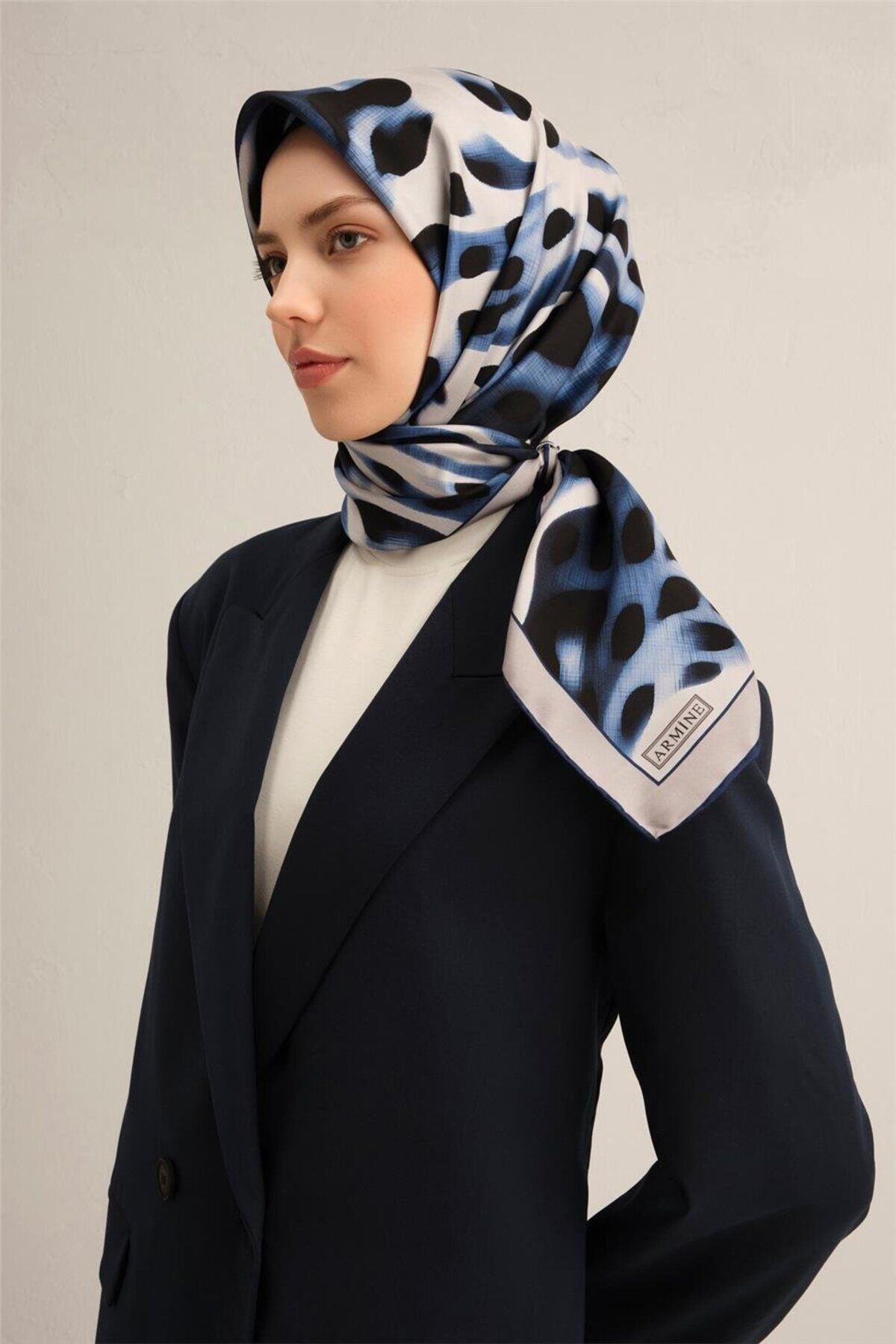 Sura İpek Eşarp 9320-33 Lacivert Karışık Desen Mavi̇