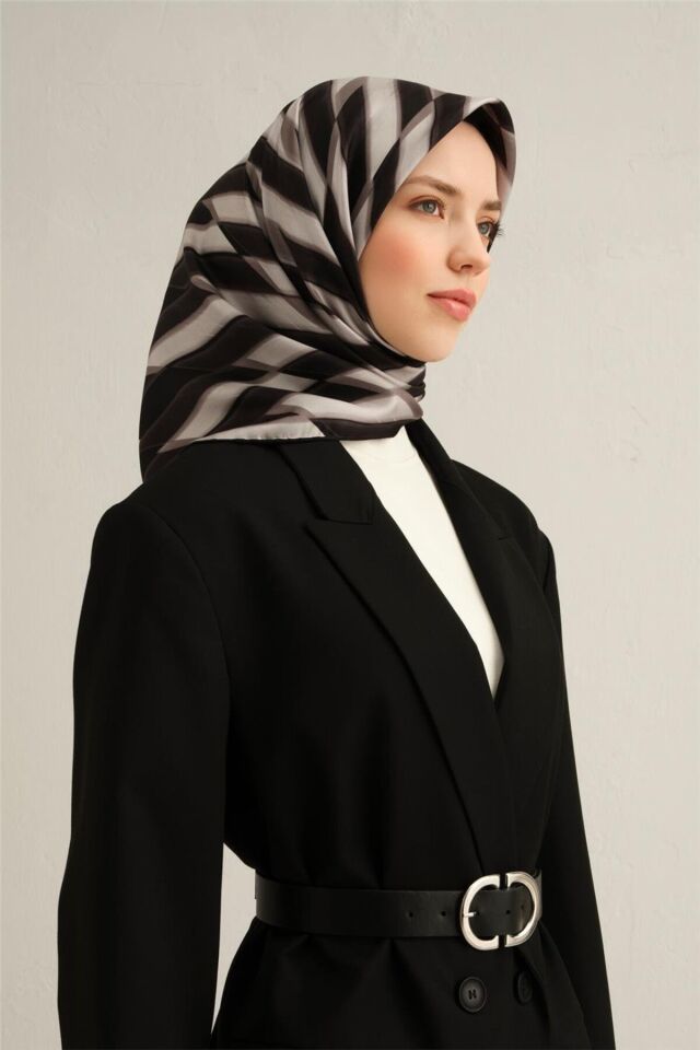 Geometrik Desenli Saf İpek Sura Eşarp 9325D 80 Si̇yah